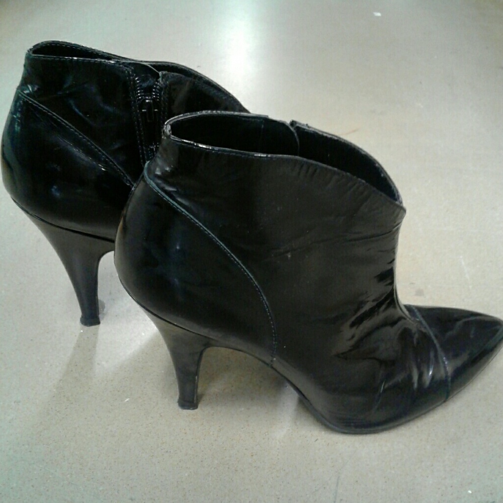 BCBG Pointed Toe Booties EUC - Picture 5 of 6